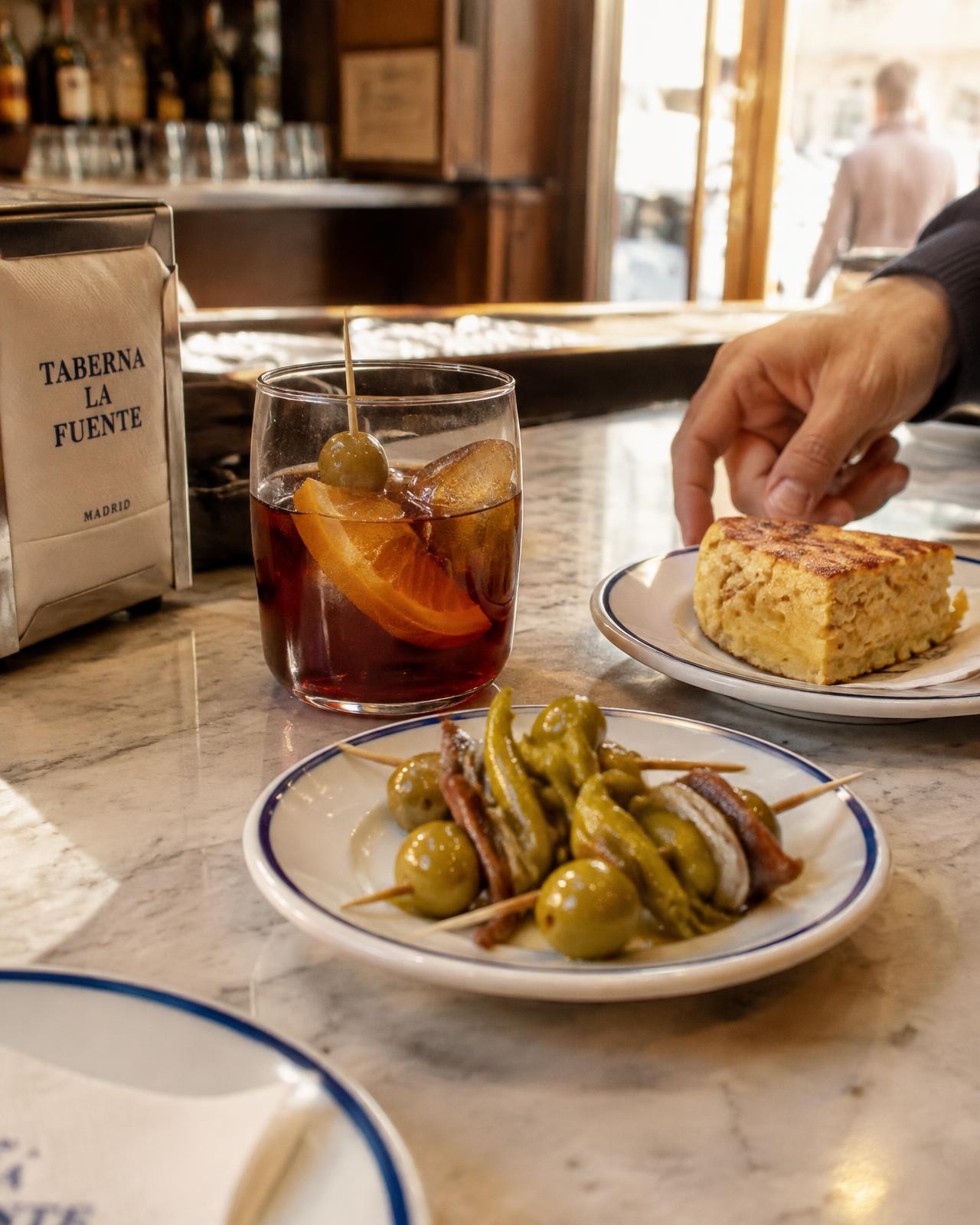 Vermut, gildas og tortilla på en marmorbar i en taberna i Madrid